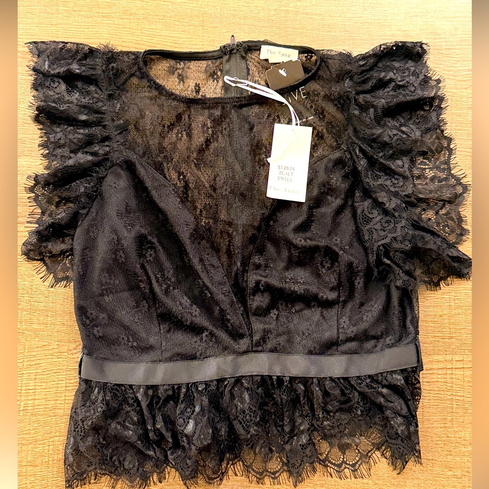 NWT! Pretty Lace Top Black